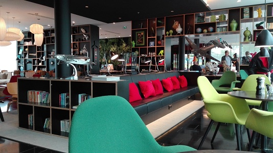 The Citizen M Paris-CDG provides work, relaxation, and eating areas on the ground floor - Photo : P.C.