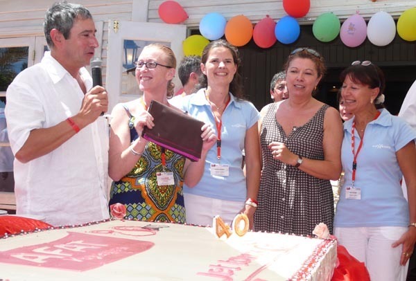 Sylvie Gleonec (Concarneau Voyages) a gagné un voyage dans un Eldorador. Ici aux côtés de Bernard Garcia (Afat), Isabelle Marigny (Club Med Jet Tours), Nadine Pawlak (Afat) et Muriel Sacoun (Club Med-Jet Tours).
