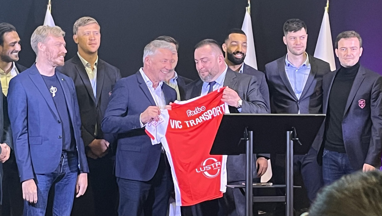 Maillot en main, le dirigeant de VIC Transport entouré de ses clubs partenaires : une vitrine de son ancrage dans le sport, désormais prolongé par une ambition dans le voyage - Photo : LG