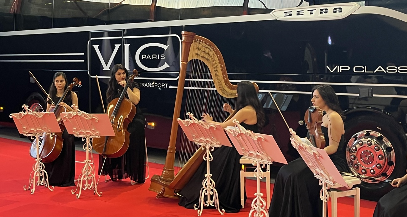 Tapis rouge, musique live et autocar VIP en décor : une mise en scène premium qui accompagne la montée en gamme de VIC dans le transport… et le tourisme - Photo : LG