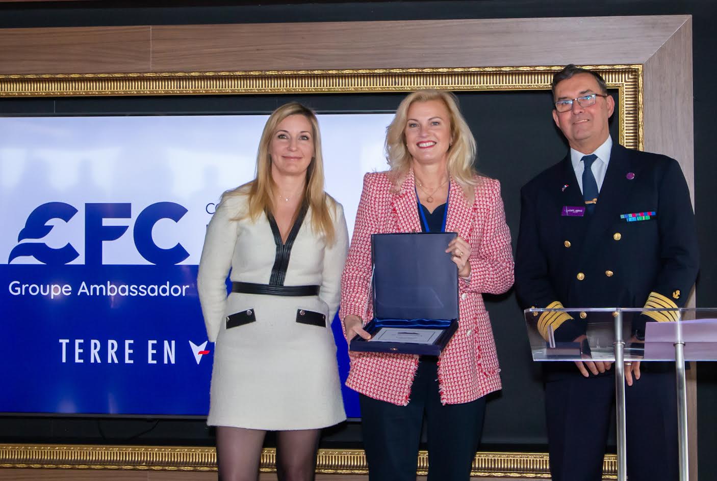 Maëlysse Pierrot-Guibourt (à gauche), présidente de CFC Croisières, lors de la remise de plaques entre la municipalité de Roubaix et le commandant du Renaissance @CFC Croisières