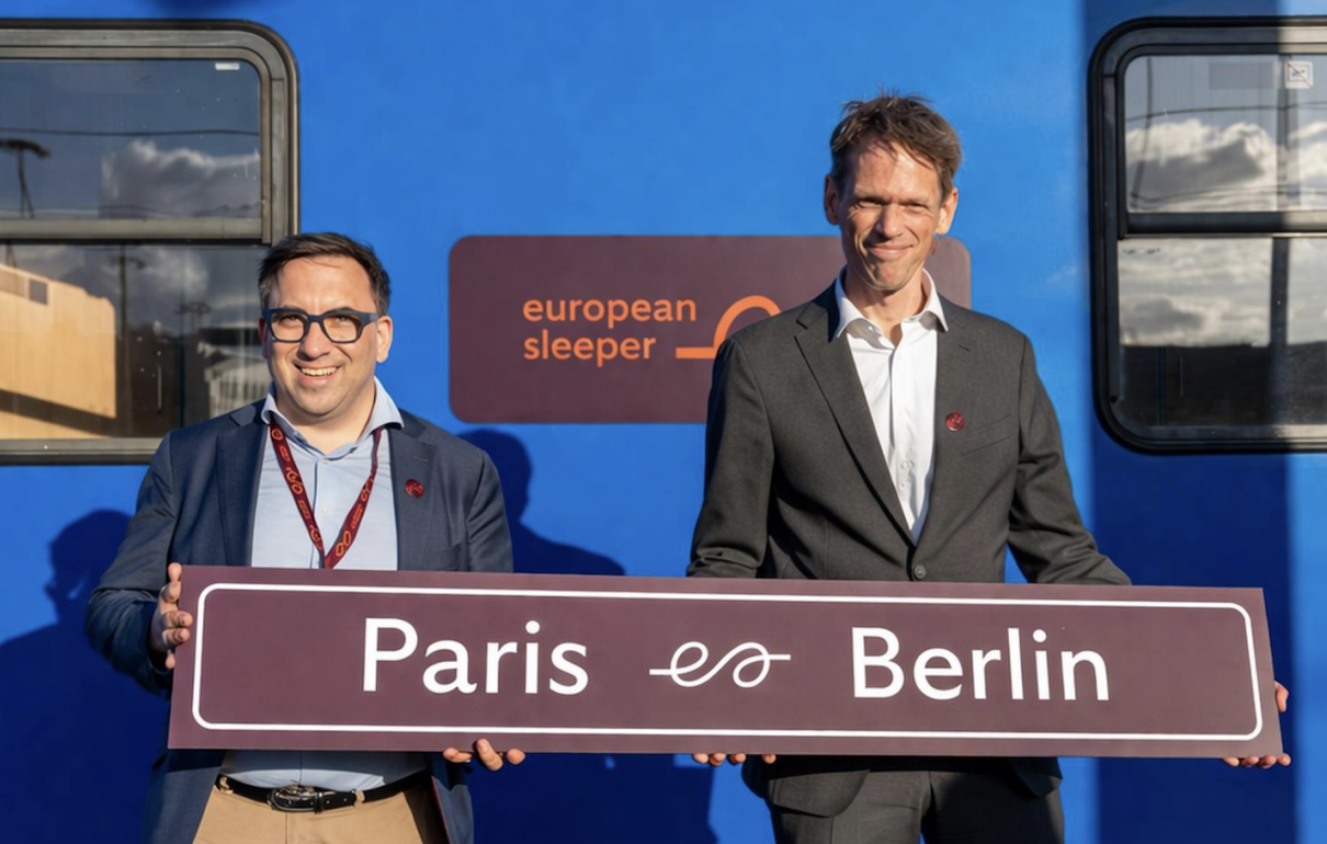 Chris Engelsman et Elmer van Buuren (fondateurs d’European Sleeper) devant le train de nuit Paris-Berlin. Crédit photo : KeepFocus Photography
