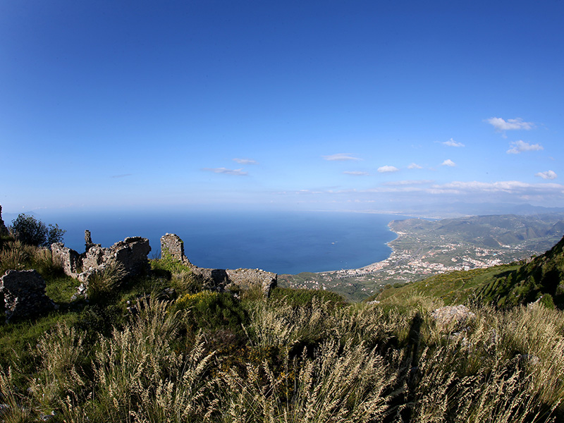 La route pour Messine en longeant la cote par la SS113, entre mer et reliefs - DR : G.S.