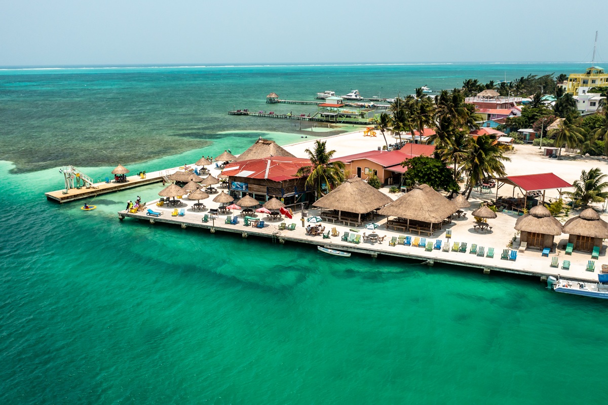 The Split, sur Caye Caulker, est un lieu incontournable pour la baignade, sa musique entraînante, son atmosphère colorée et ses vues imprenables sur la mer. @Belize tourism board