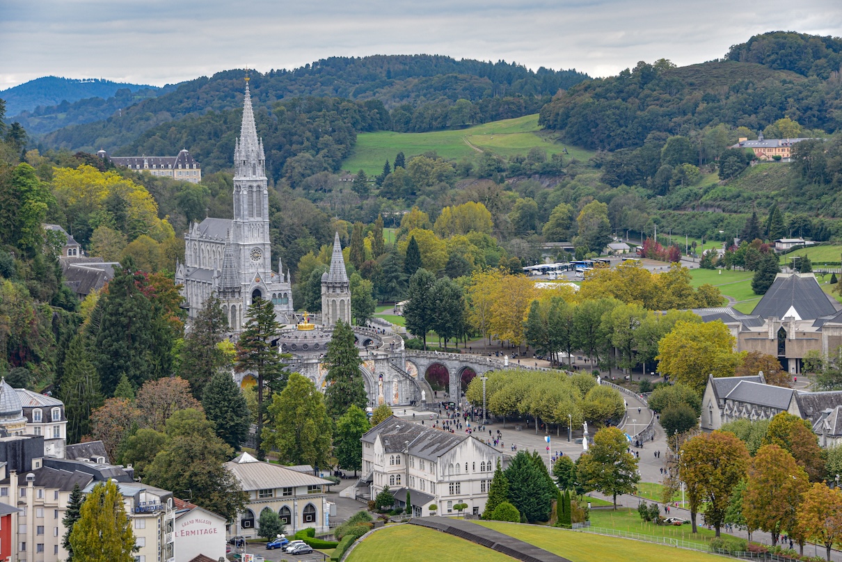 À travers sa nouvelle signature, "Lourdes, Lumière des Pyrénées", la cité entend repositionner son image en tant que destination contemporaine, authentique et ouverte - Depositphotos.com, marktucan