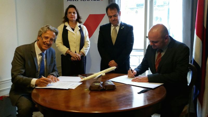 Air France a signé un partenariat avec l'office du tourisme du Costa, en présence de la vice-présidente du pays Ana Helena Chacon et de l'ambassadeur Gabriel Macaya - DR : Air France