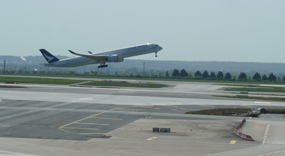 Au décollage de Paris et depuis le nouveau salon, l'A.350 de Cathay Pacific. Photo C.Hardin