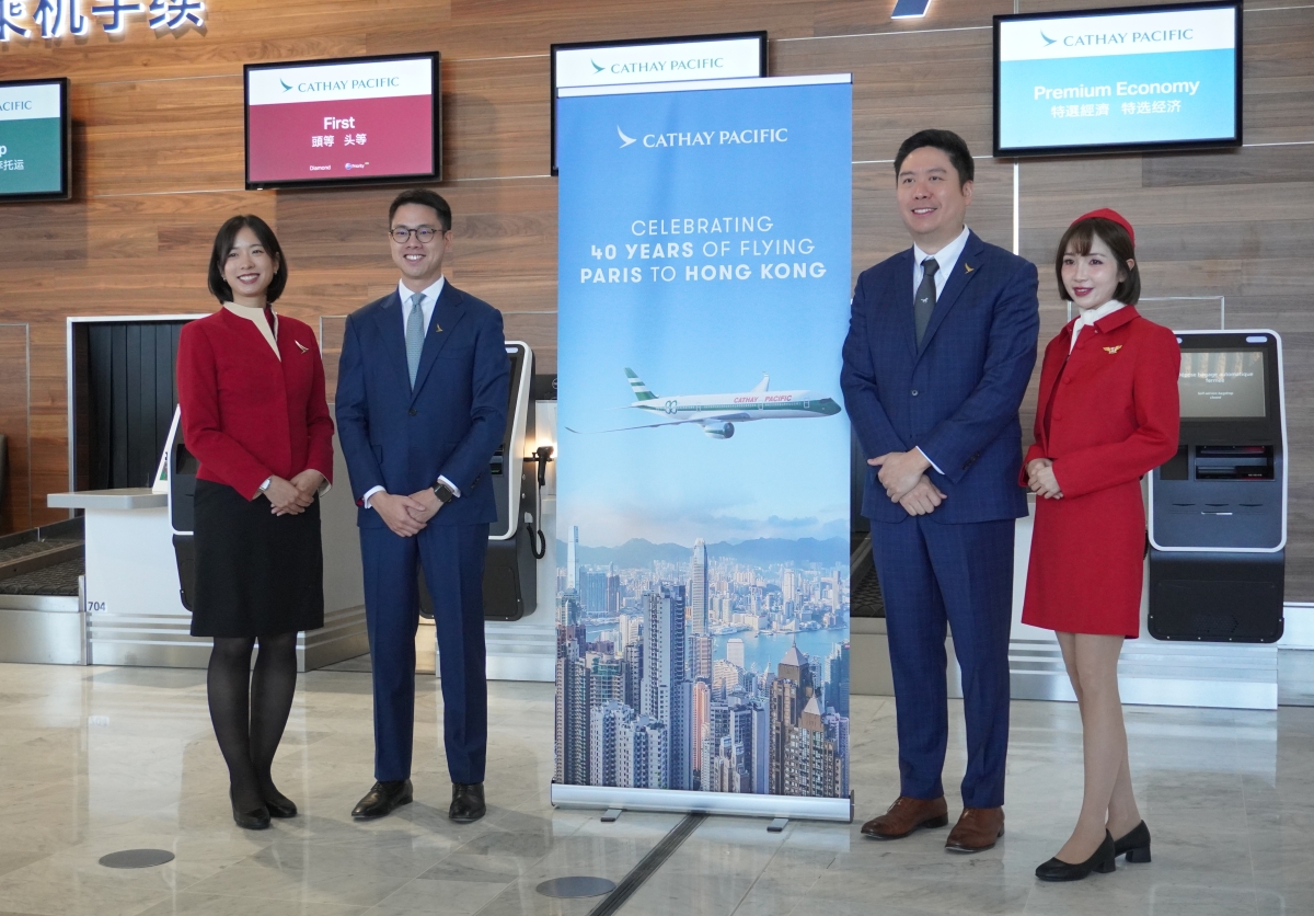 Entourés des membres d’équipage Cathay Pacific, et de gauche à droite, Adrien Ng et Brian Tsoi ce 9 avril à l’aéroport CDG. Photo C.Hardin