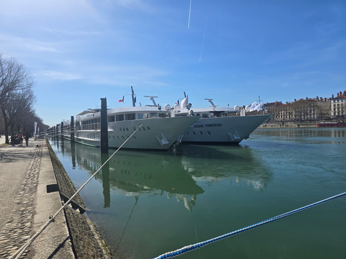 Depuis le pont d’un bateau sur la Gironde, le succès des croisières fluviales illustre l’essor d’un produit porté par les clientèles internationales et le “slow tourisme”. photo CE
