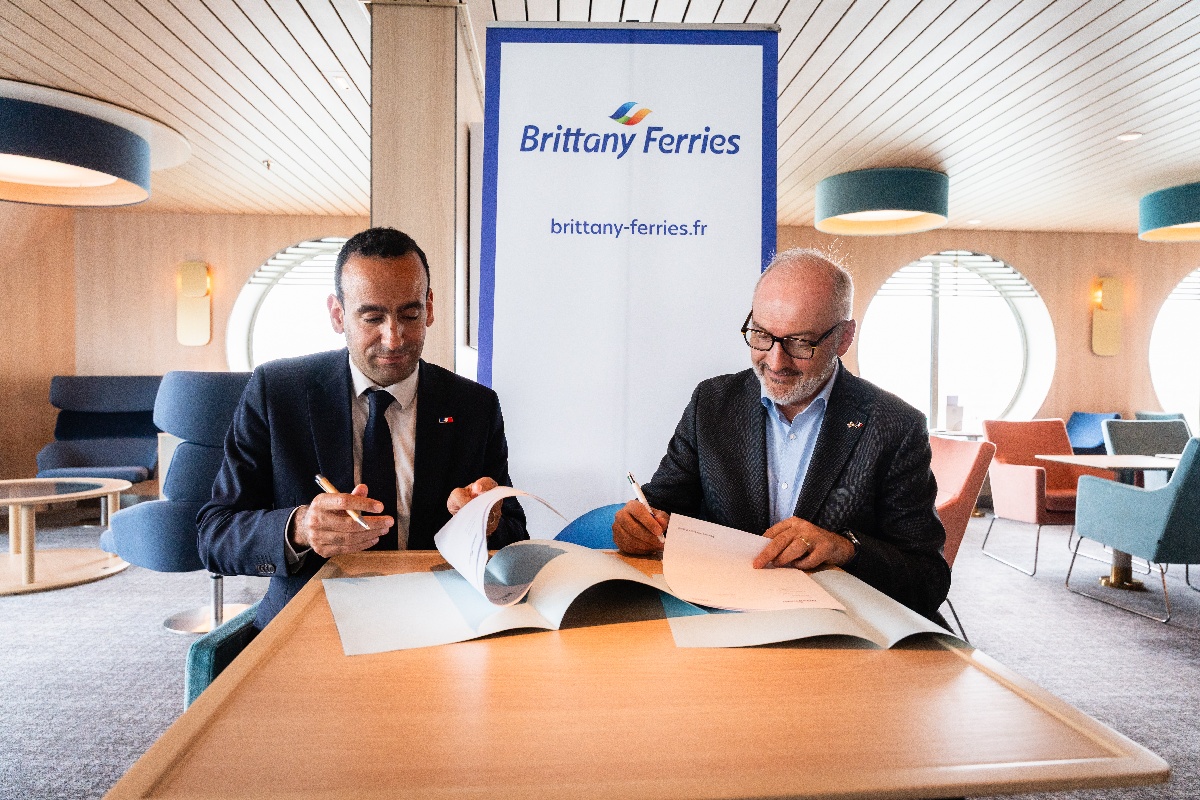 Adam Oubuih, Directeur général de Atout France, et Christophe Mathieu, Président du Directoire de Brittany Ferries © Jess Breheret