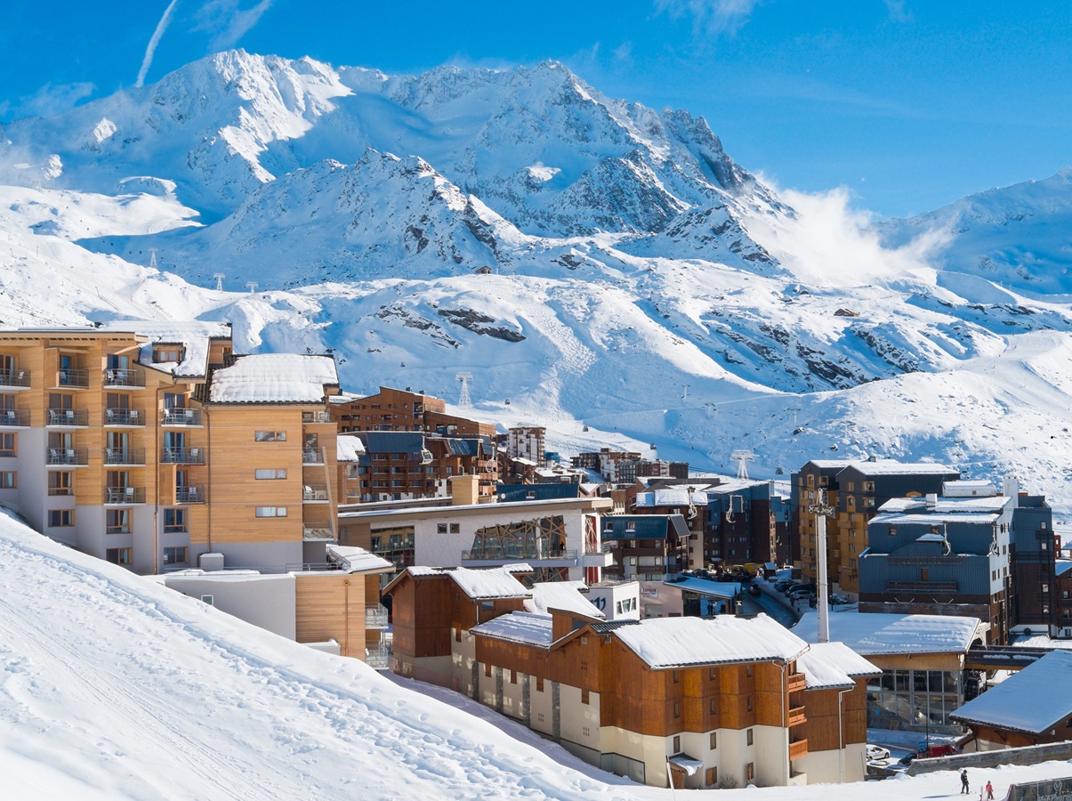 Ce dispositif vise à soutenir les stations de moyenne altitude et de proximité, confrontées à des contraintes économiques, réglementaires et climatiques - DepositPhotos.com, Gorilla