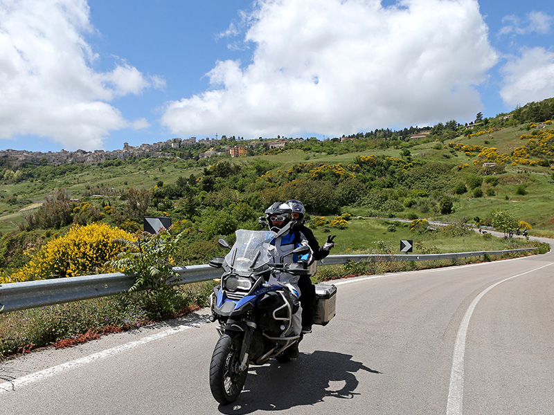 Thomas et Fred sur la route SS120 en direction de Caltavuturo. DR : G.S