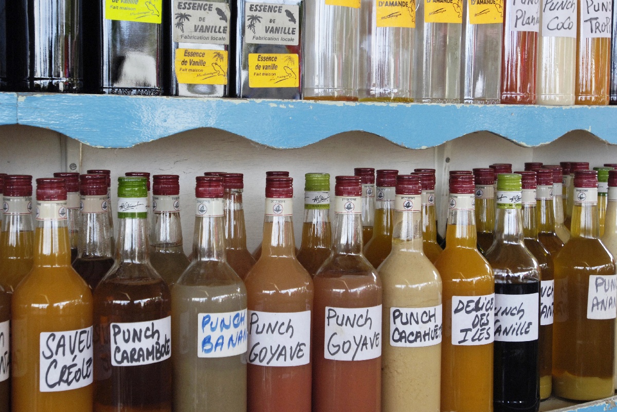France, rhum et punch au marché Sainte Anne en Martinique - Depositphotos.Com Auteur packshot