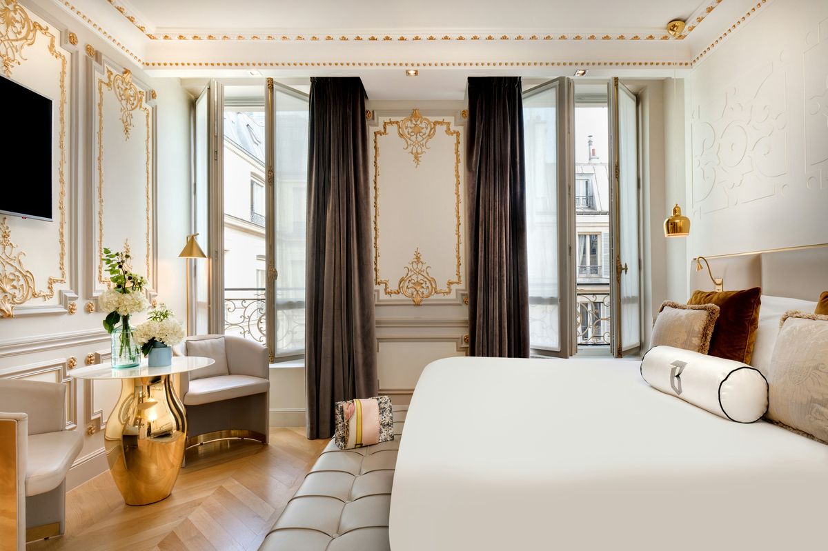 Les hauts plafonds et les moulures dorées donnent beaucoup de charme aux chambres - Photo : Hôtel Bowmann