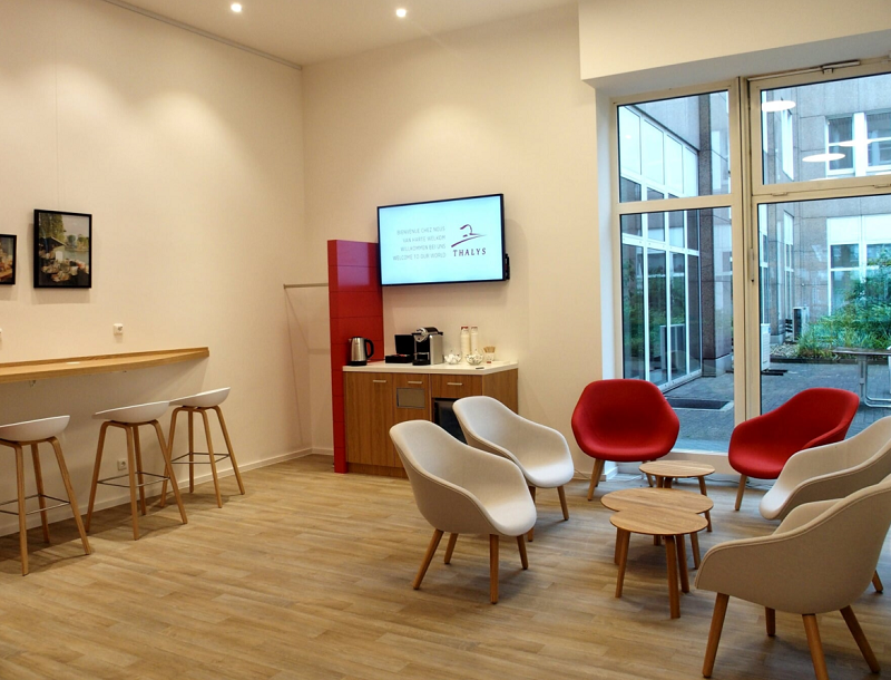 Store & More Thalys de Düsseldorf : La partie lounge permet aux voyageurs fréquents de travailler ou de se reposer, selon leurs besoins. © Thalys