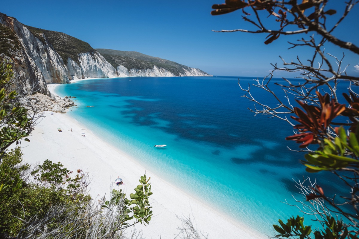 La plage grecque de Fteri décroche la médaille d’argent de la plus belle plage au monde. @depositphotos/igor_tichonow