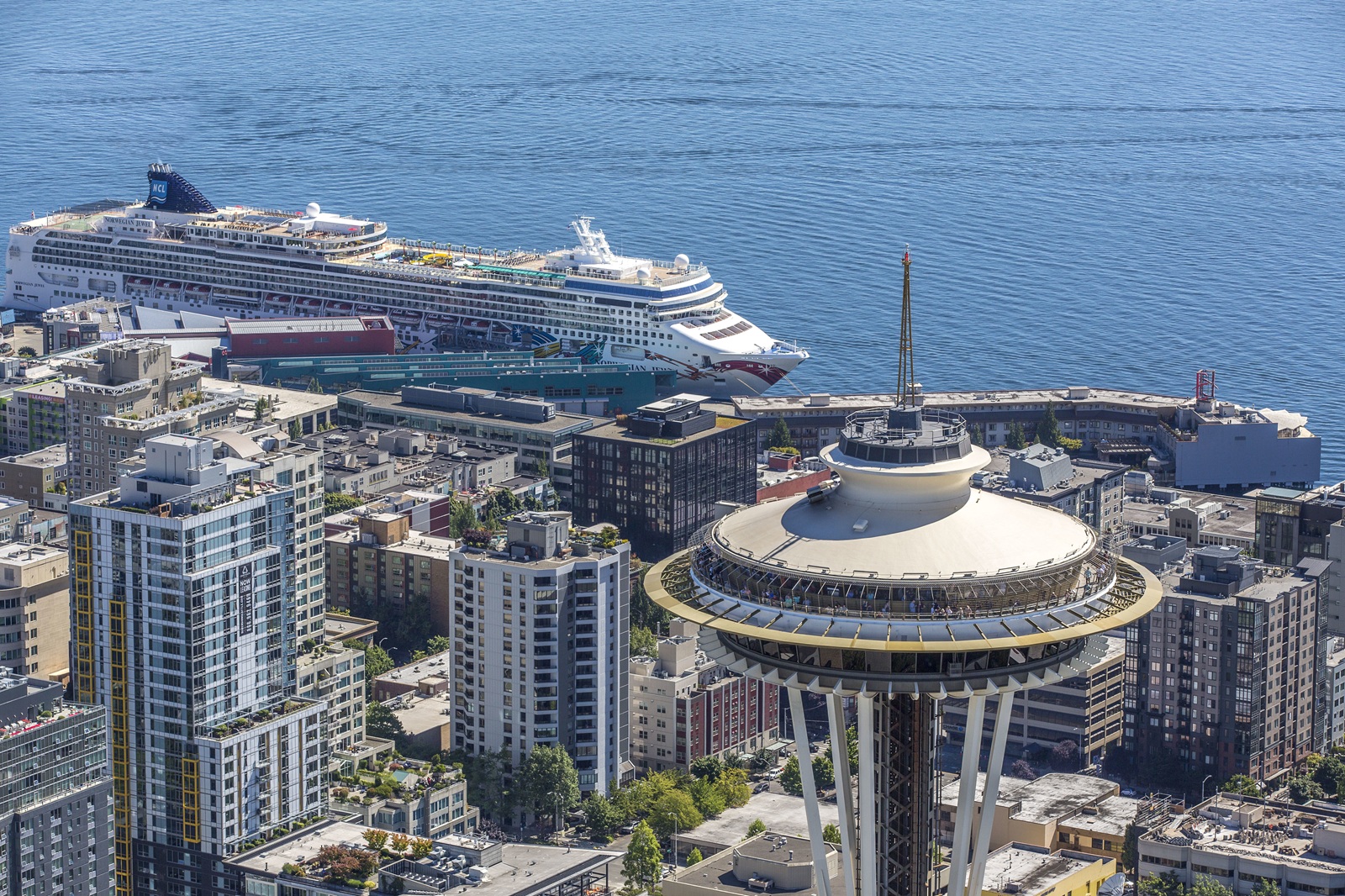 D’après une étude d’impact 2025, l’activité croisière dans Elliott Bay génère près de 1,2 milliard de dollars de chiffre d’affaires local par an et soutient plus de 5 120 emplois directs et indirects @Port of Seatle