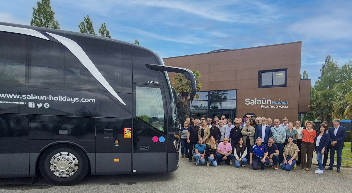 Les artistes de Stars 80 ont fait une halte dans les locaux de Salaün Holidays - Photo : Salaün Holidays