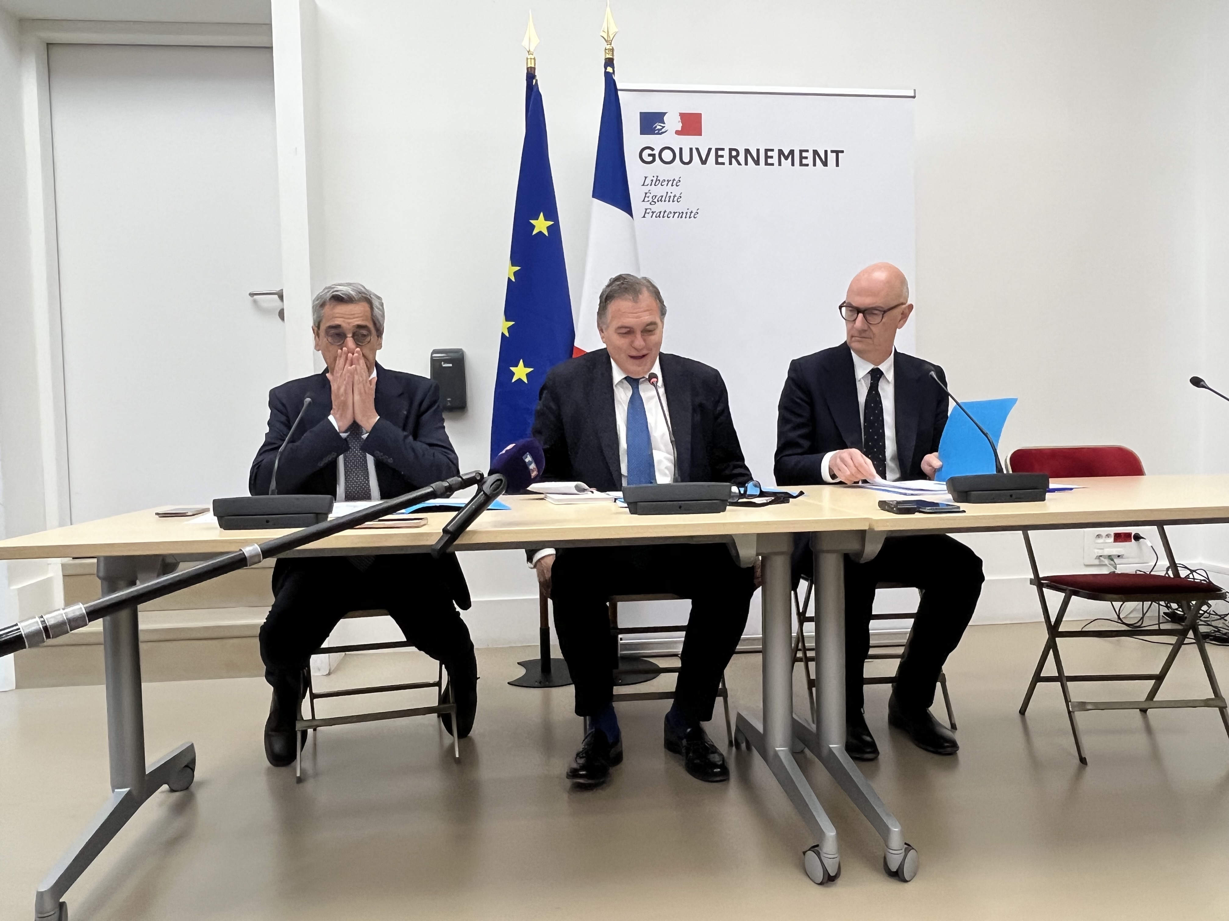 De g. à d., Serge Papin ((tourisme), Philippe Tabarot (transports) et Roland Lescure (économie), pendant la conférence de presse. © PB