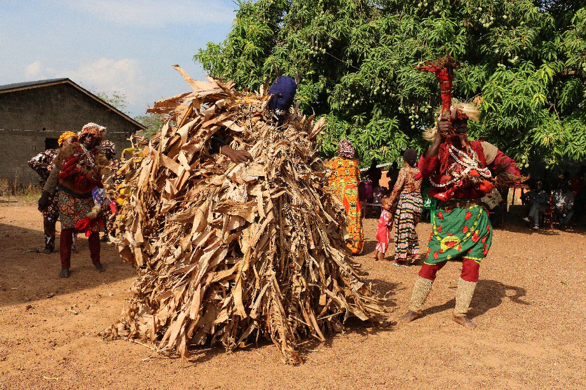 Danseur revêtu de feuilles de bananier lors d’une cérémonie Dozo, dans un village entre Faranah et Kissidougou, en Haute-Guinée - Photo PB