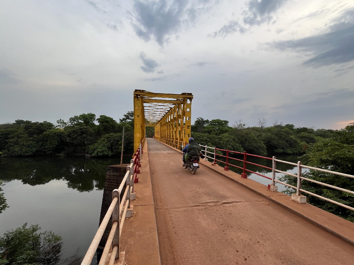 Le pont sur le Niger, plus long fleuve d’Afrique occidentale, entre Dabola et Faranah, en Haute-Guinée. - Photo PB