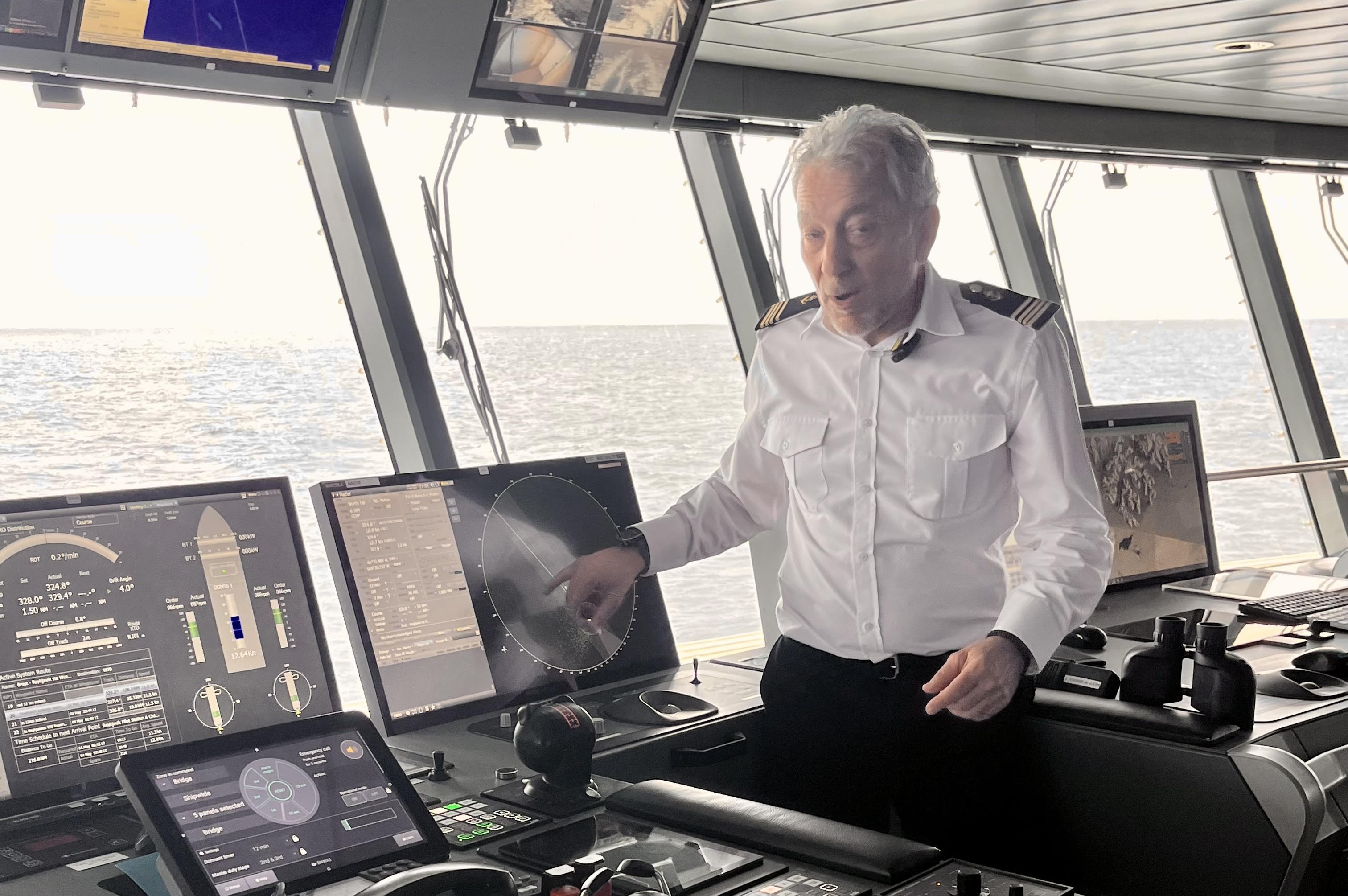 Le commandant Etienne Garcia n'hésite pas à accueillir les passagers à la passerelle où il n'est pas avare d'explications @LG