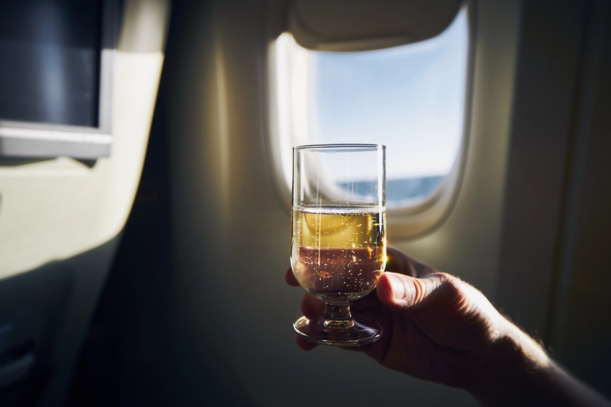 Le patron de Ryanair souhaite interdire la vente d’alcool et limiter la consommation à deux boissons par passager dans les aéroports. @depositphotos/Chalabala