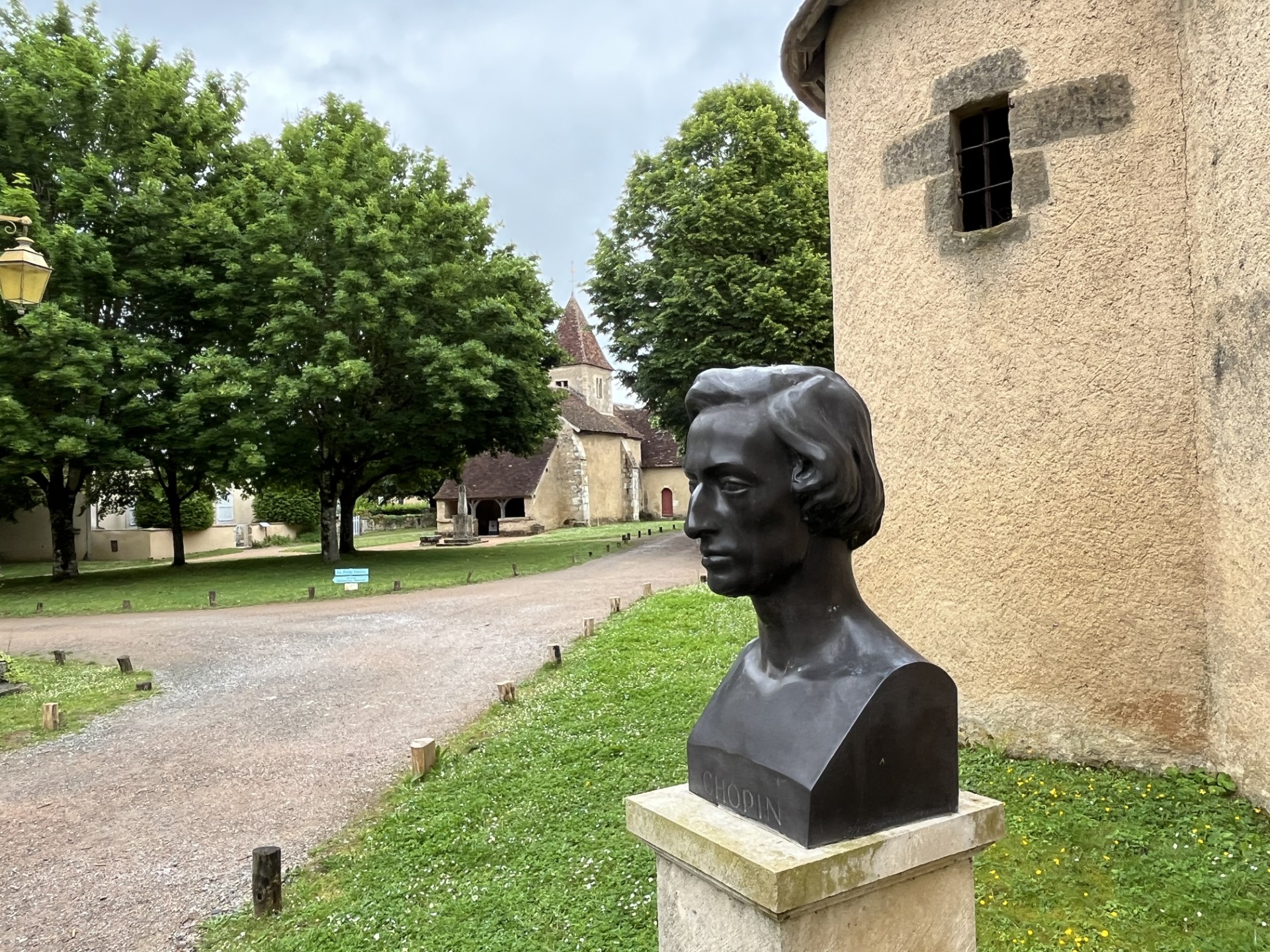 A l'entrée de l'allée qui mène à la place du village et à la maison de George Sand, un buste de Frédéric Chopin - Photo : Paula Boyer,