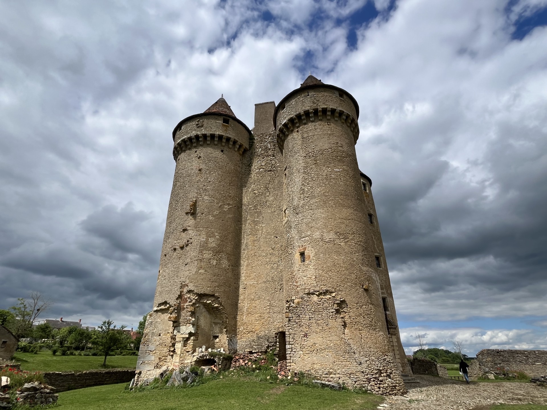 L'impressionante forteresse de Sarzay - Photo : Paula Boyer