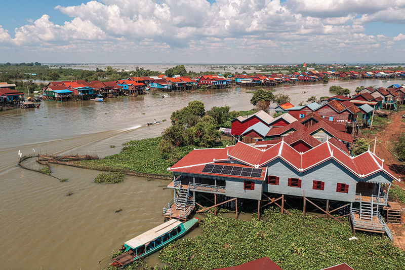 La Tonlé House, une Experience Signature Easia Travel sur les rives du grand lac, dans des paysages transformés par l'arrivée des pluies. © Easia Travel