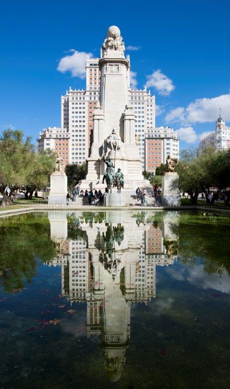 Plaza de Espana, l'impressionant monument à Cervantés avec Don Quichotte et Sancho à ses pieds - DR : OT de Madrid