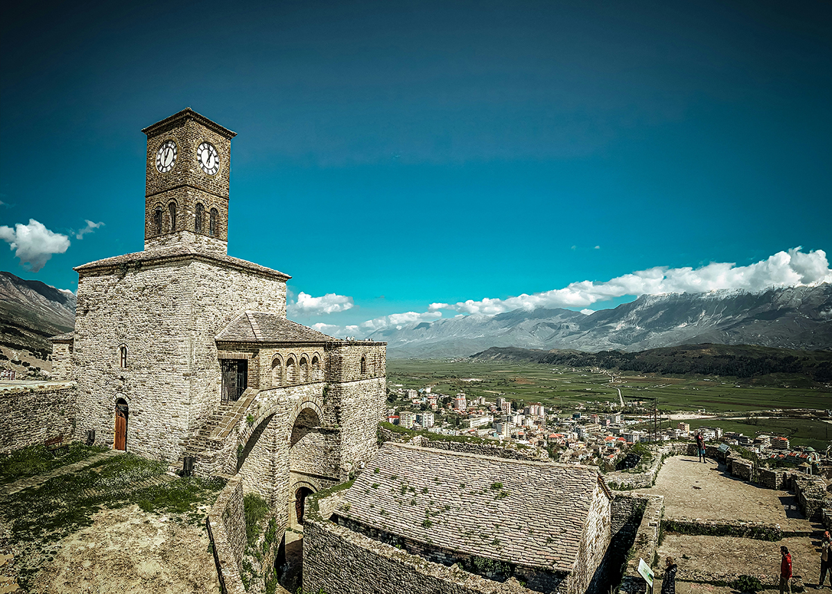 Gjirokastra © unsplash - Drini Teta