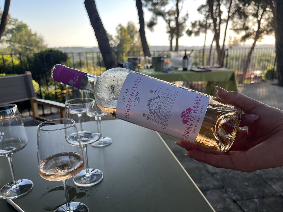 Dégustation de vins dans la pinède, à la Masseria Fontanelle  Photo : Paula Boyer