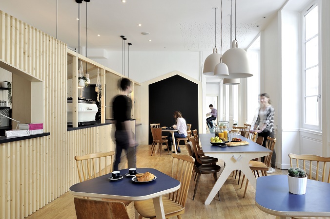 L'auberge Away Hostel & Coffeeshop propose 120 lits, un coffesshop et des espaces de travail et de réunions - Photo : Away Hostel & Coffeeshop
