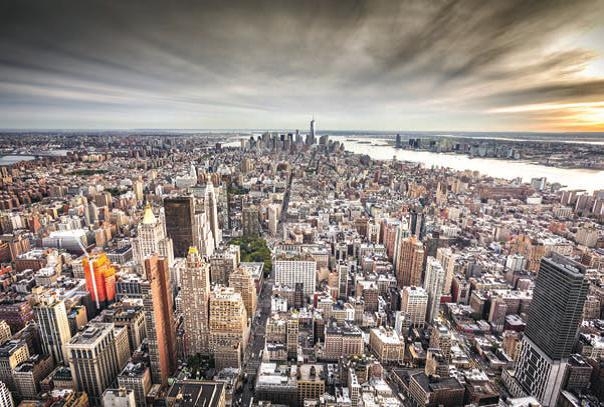 New york vue de l'Observatoire du One World Trade Center construite sur l'emplacement de l'une des tours jumelles. Il est le plus haut gratte-ciel de l'hémisphère ouest. Haut de 1776 pieds (541 mètres), en référence à l'année de la Déclaration d'Indépendance des Etats-Unis. Photo "Harlem Spirituals".