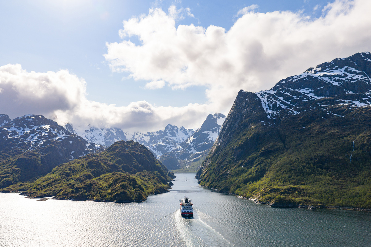 © Hurtigruten / Espen Mills