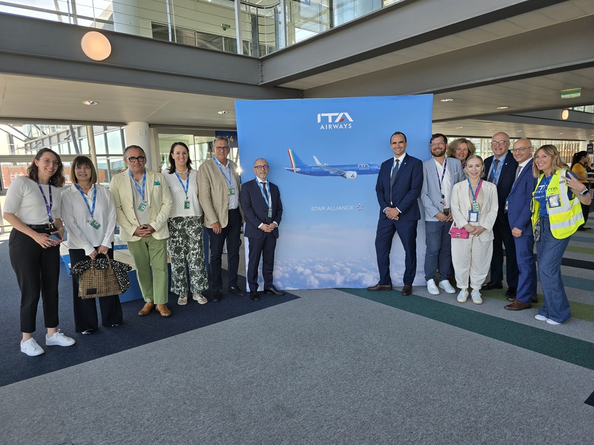 Les équipes d'ITA Airways, de l'aéroport Marseille - Provence aux côtés de Fabio Monaco, le Consul Général d'Italie et Maxime Tommasini, président de la Chambre de commerce italienne pour la France à Marseille pour l'inauguration du vol Marseille - Rome - Photo CE