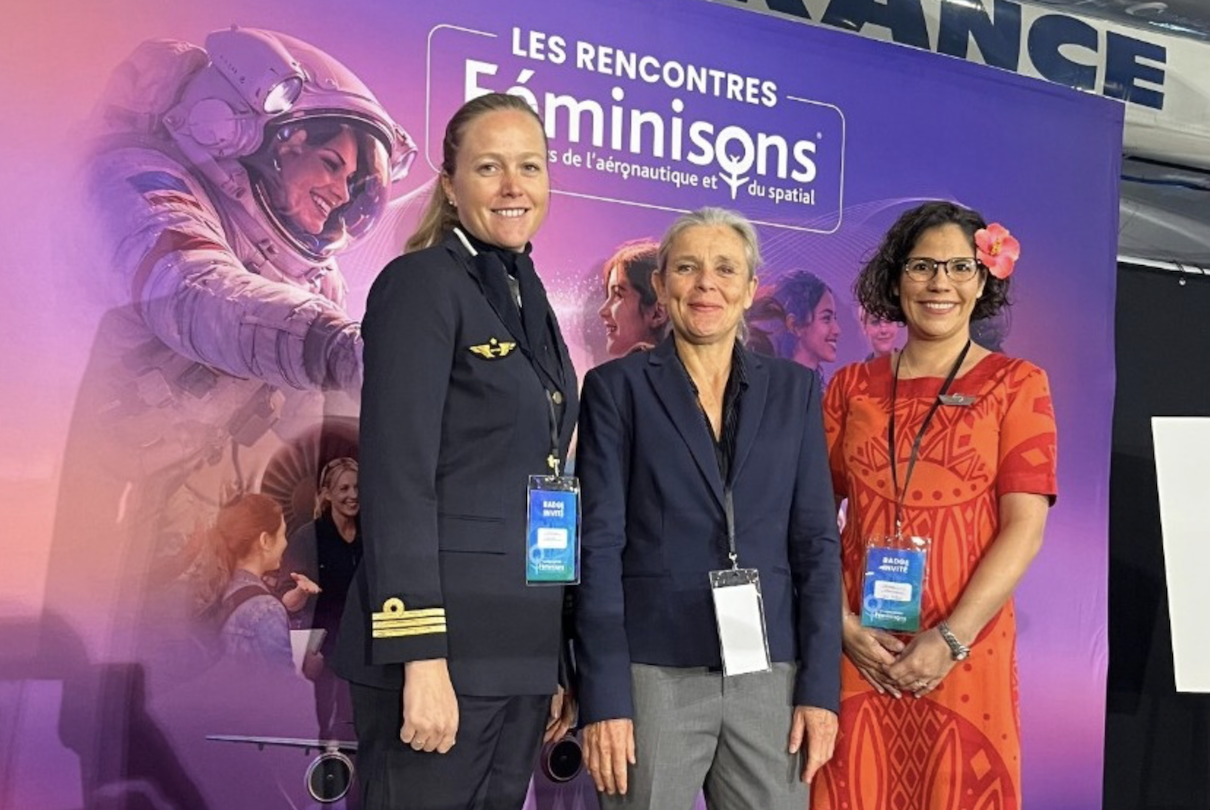 Isabelle Coupey, secrétaire générale d'Aircalin, accompagnée de Mélodie Dalle, pilote Aircalin, Anne Martin, cheffe de cabine - Photo : Aircalin