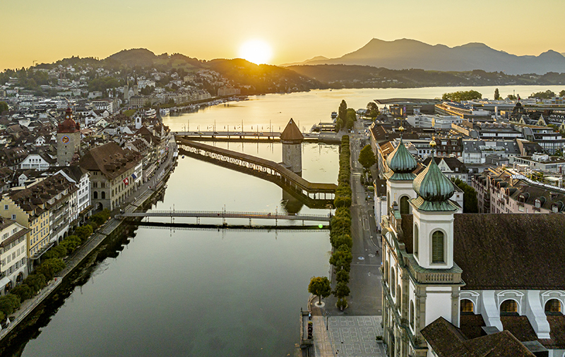 Coucher de soleil à Lucerne, au bord du lac des Quatre-Cantons © Switzerland Tourism / Jan Geerk