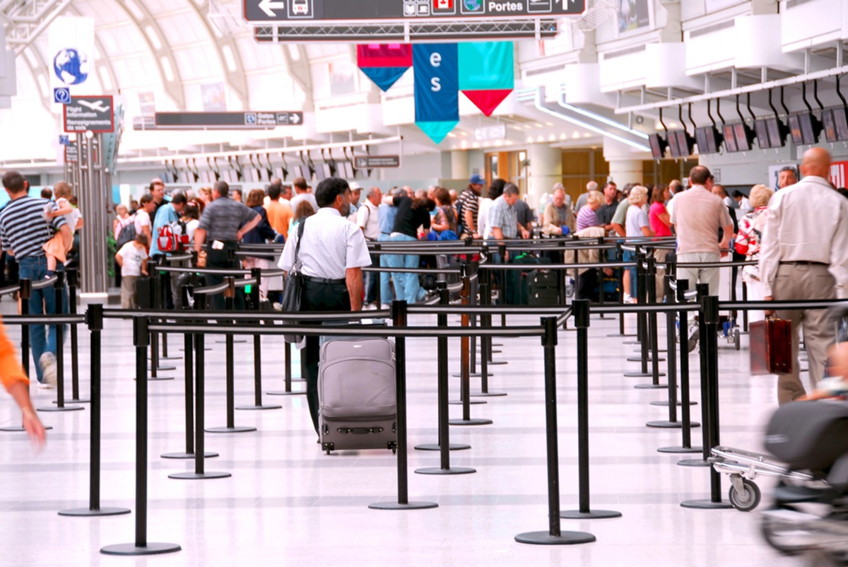 Le nouveau système d’entrée et de sortie de l’Union européenne pourrait entraîner des heures d’attentes dans les aéroports britanniques à l’été 2026. @depositphotos/elenathewise