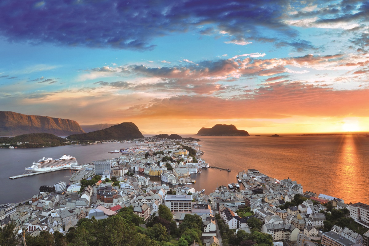 L'Oceania Marina à Ålesund, en Norvège - Photo : Oceania Cruises