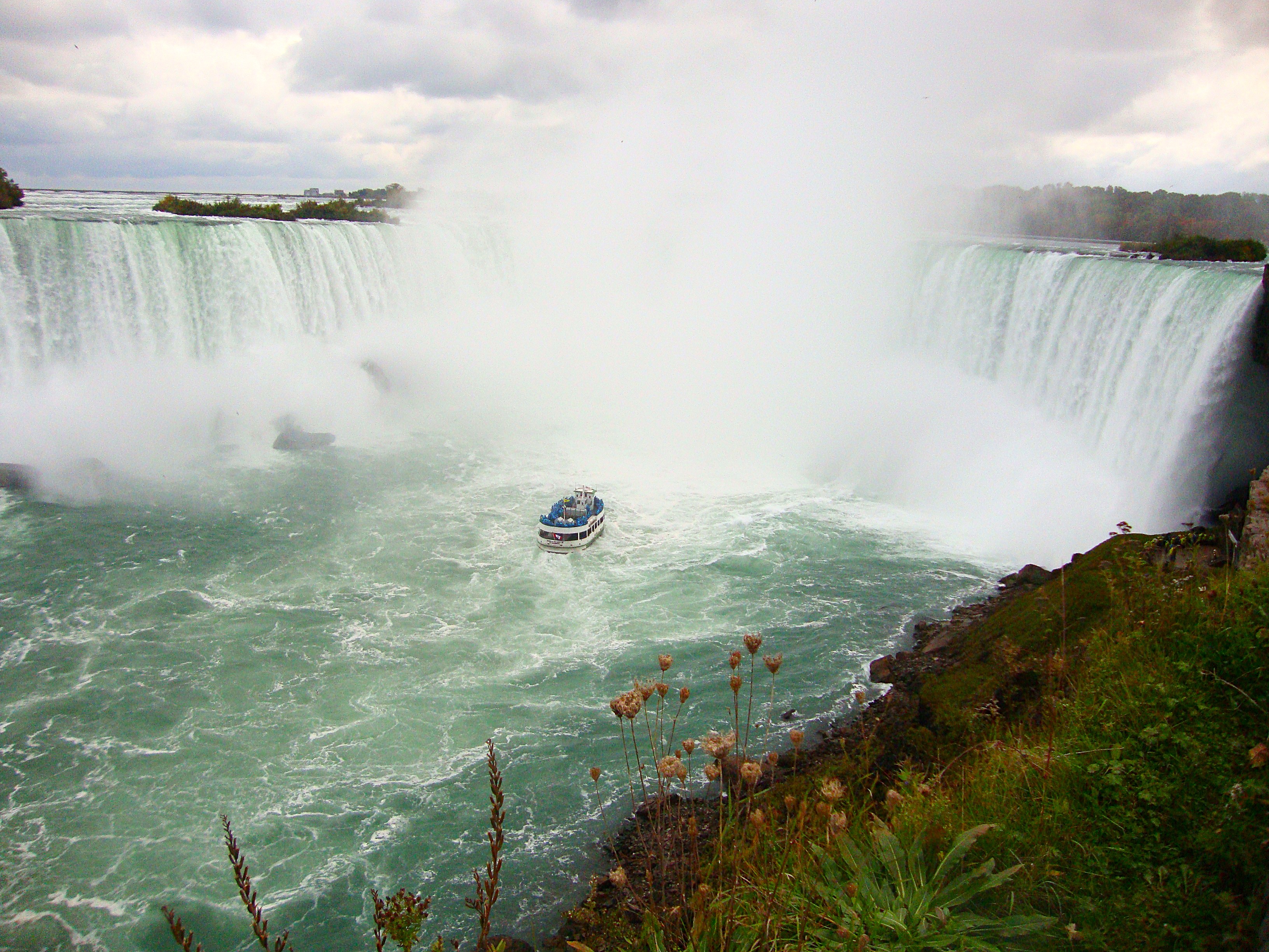 Au plus près des chutes du Niagara, en bateau.(c)TB