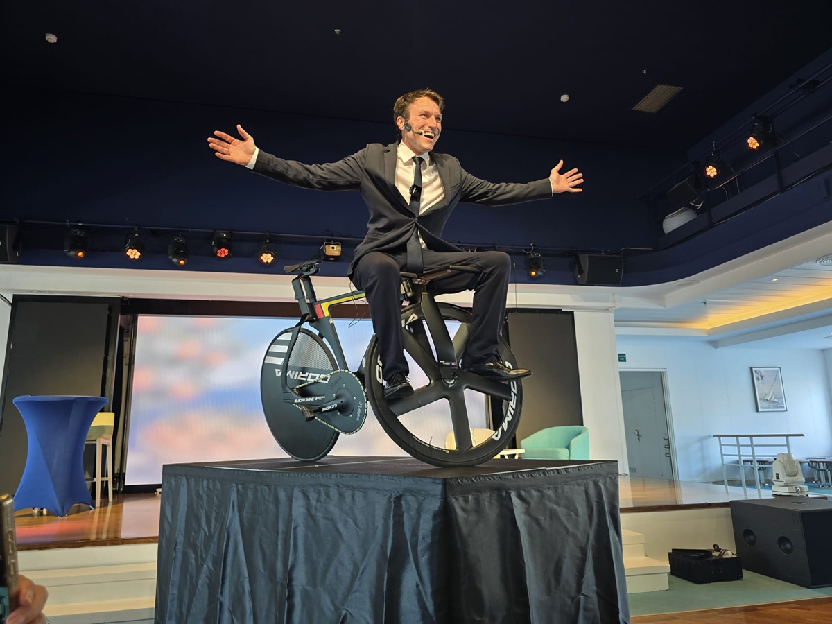 Clément Leroy, champion du monde d'équilibre statique à vélo a mêlé performance sportive et conférence - Photo CE