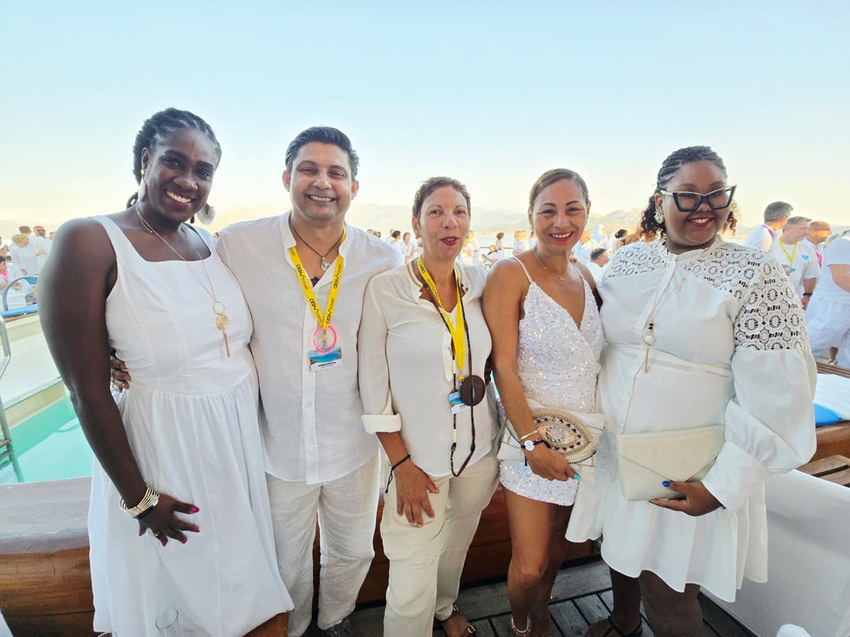 Nelly Maruinier (Frégate des Îles), Ruddy Gaddarkhan (Khan Voyages), Elisabeth Alie (Banana Tours), Isabelle Galpin Lamarre (Travel Boutic') et Julie Hilarus (Avs Voyages) sur le Club Med 2 lors de la convention du CEDIV. Toutes ces agences constatent un boom des réservations avec l'annonce du MSC World Europa aux Antilles françaises cet hiver - Photo CE