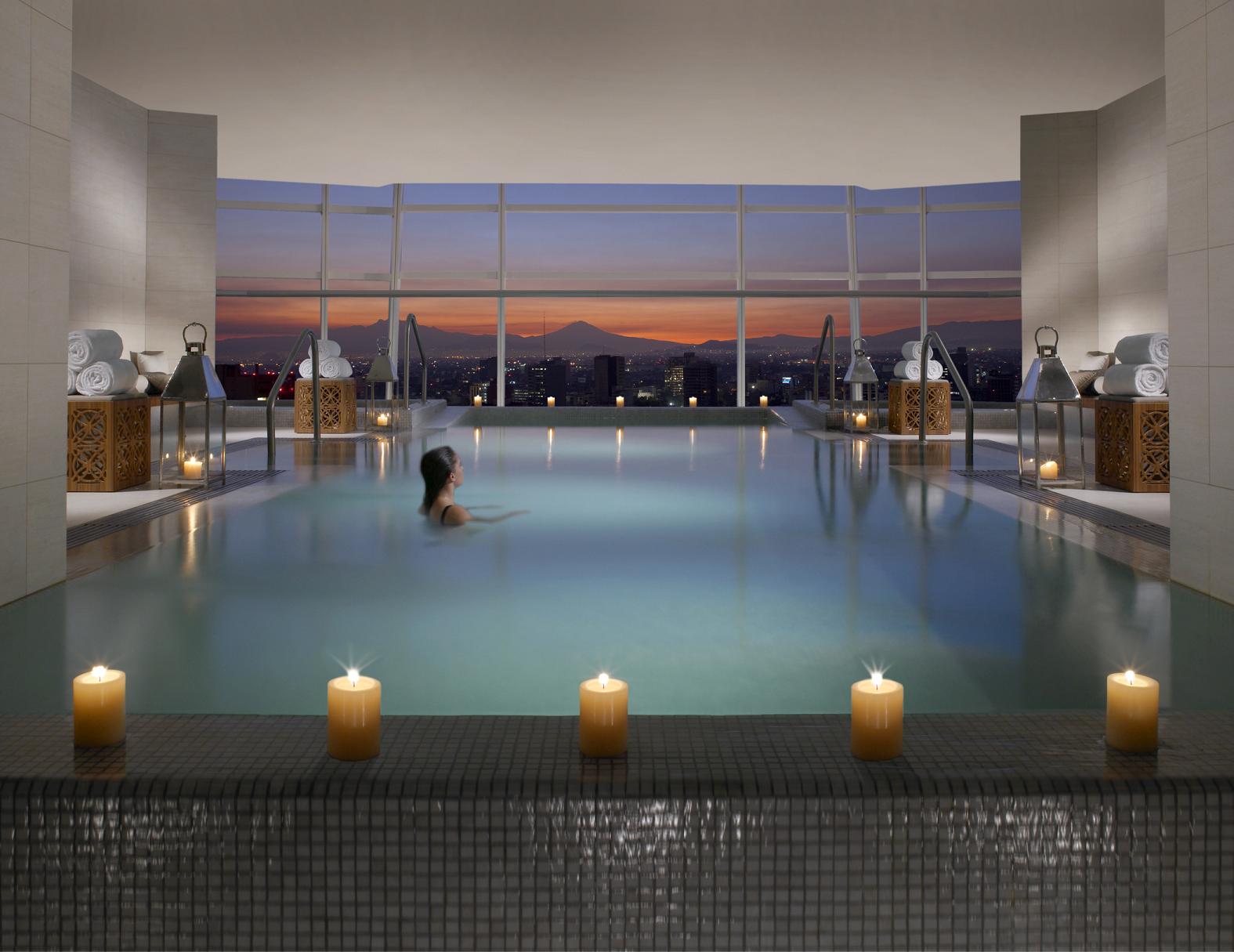 Le spa réparti sur les 15e et 16e étage. Ici la piscine intérieure.