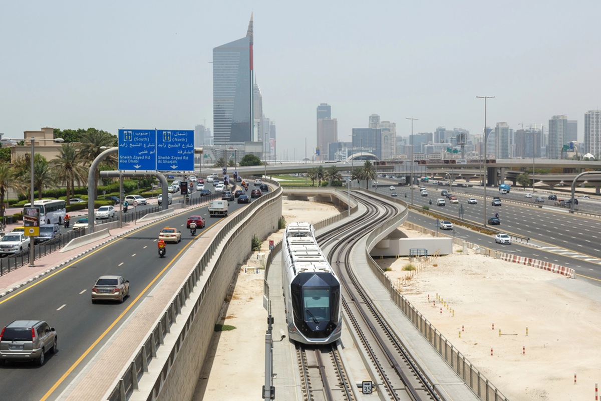 Les Emirats Arables Unis seront bientôt reliés par train. @depositphotos/Boarding2Now