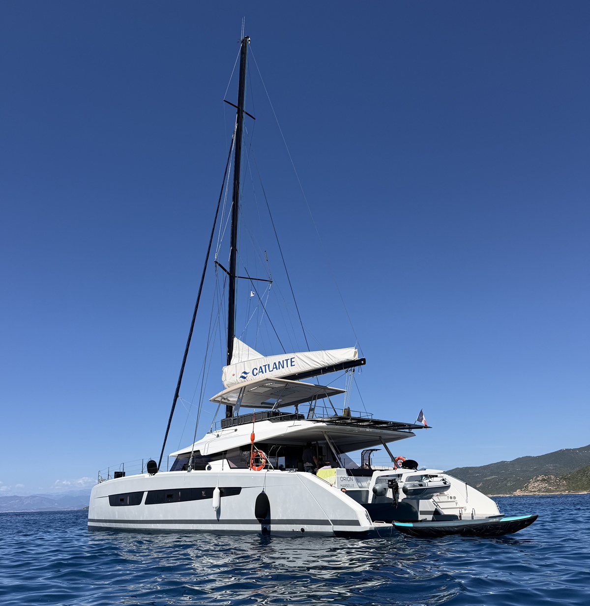L'Orion, catamaran NEO de Catlante, au mouillage au large de la Corse. Construit à La Rochelle au printemps 2025, il accueille jusqu'à 12 passagers à la cabine ou en privatisation. - Photo P. Vaccari