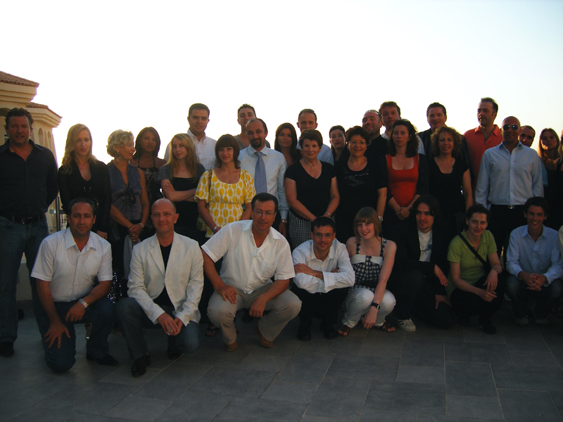 Autour de F. Knani (debout au centre en noir) directrice de l'OT Tunisie en France et de S. Chiboub (en chemise blanche avec cravate), directeur du Tabarka Beach, une partie des équipes qui ont organisé ce week-end (Marmara France et Tunisie, groupe NRJ