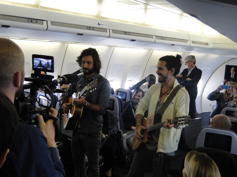 Corsair avait invité près de 300 personnes  à un concert privé des ‘’FreroDelavega’’ à bord d'un 747, pour ses 35 ans - Photo CH