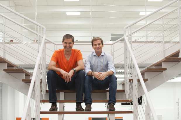 Carlos Da Silva et Nicolas Brumelot dans les locaux de leur nouveau comparateur de vols : MisterFly. - DR